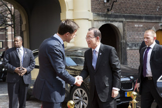 800px-Ban_Ki-moon_arriveert_bij_Binnenhof_20_8631767116-1